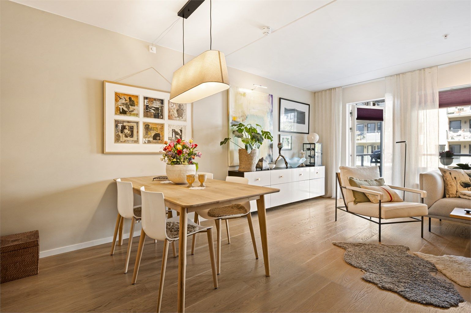 Boligen er moderne (2018), med populær planløsning og mye lys fra begge sider. To bad, heis og garasjeplass m/ ellader.