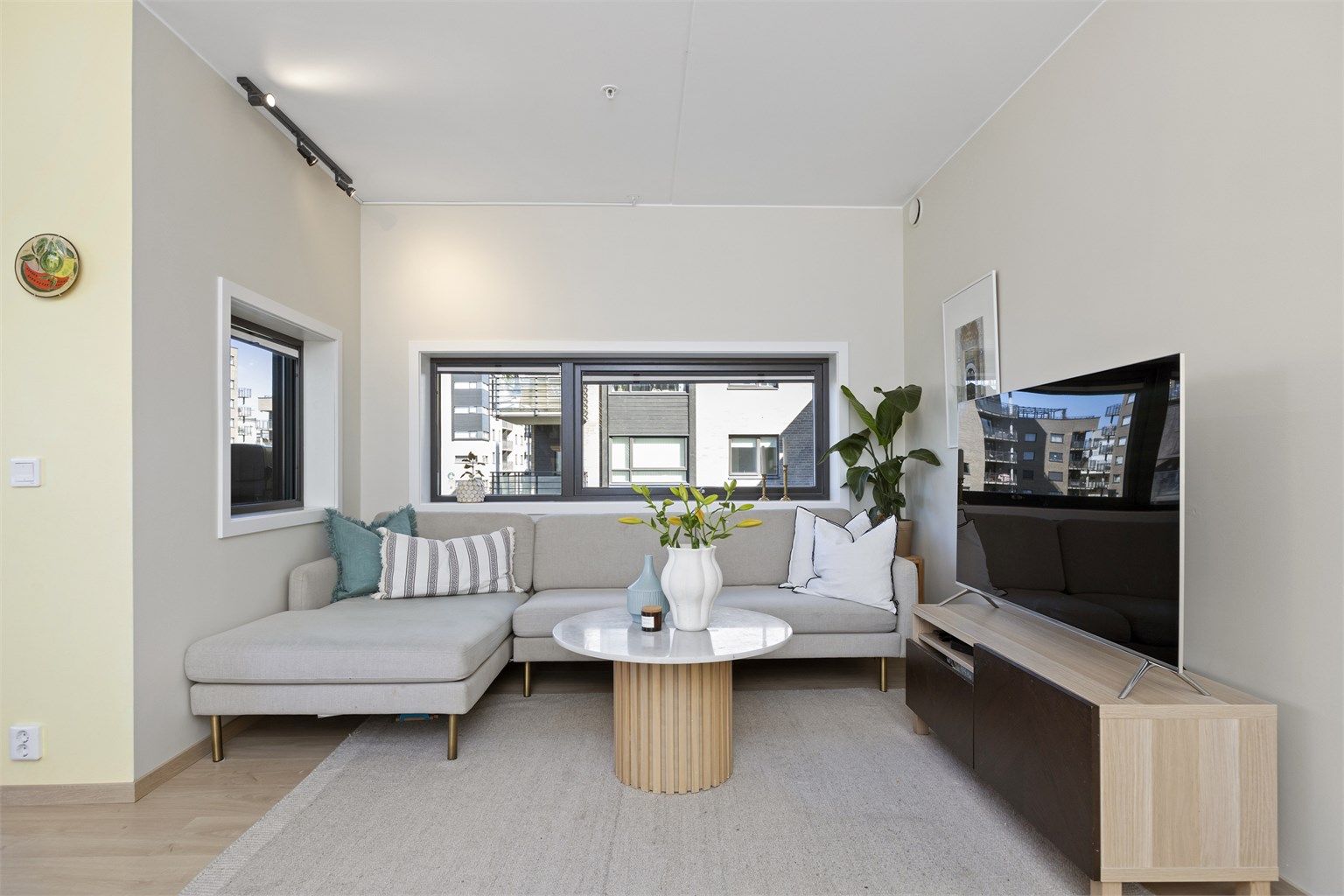 Stuen er lys og romslig med god plass til sofagruppe og tv-benk i egen avdeling