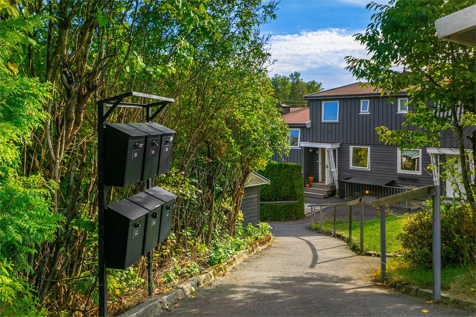 Eiendommen ligger i et barnevennlig boligområde med bilfrie interne gangveier.