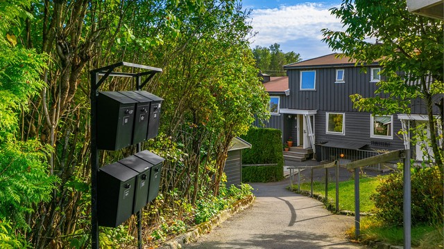 Eiendommen ligger i et barnevennlig boligområde med bilfrie interne gangveier.