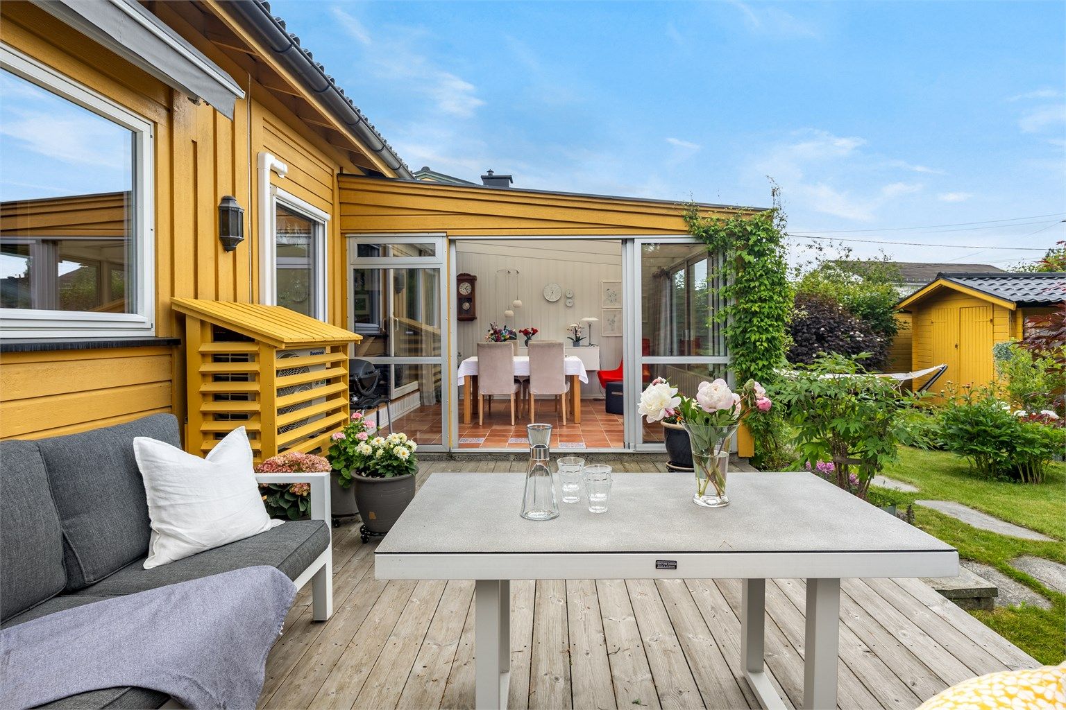Vinterhagen sett fra terrassen - Gode solforhold på denne siden av boligen