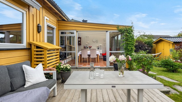 Vinterhagen sett fra terrassen - Gode solforhold på denne siden av boligen