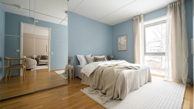 Leiligheten har et stort soverom med skyvedørsgarderobe med speilfronter. Legg merke til det store vinduet. Foto: Martine Eren Jacobsen.