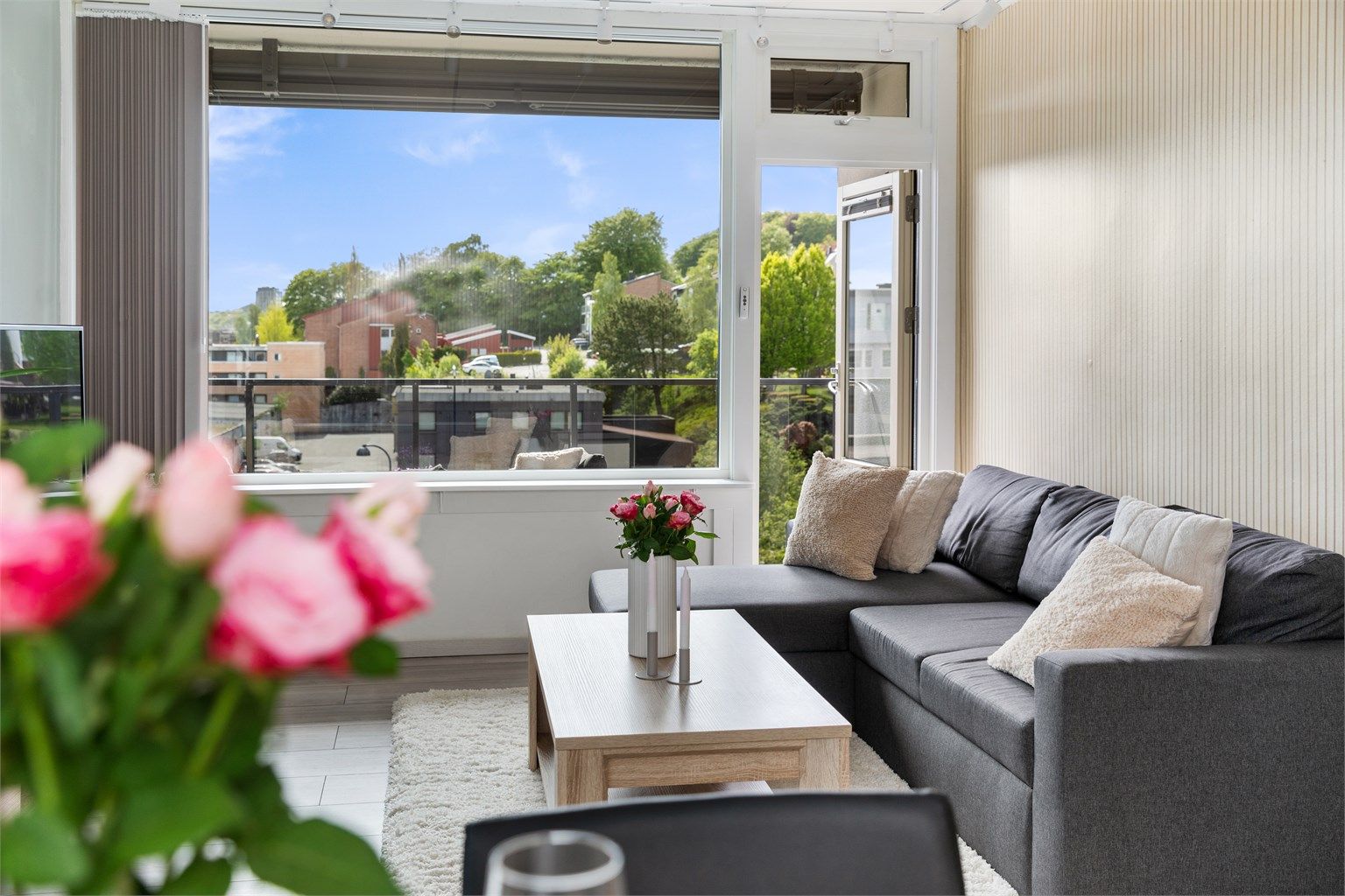 Flott utsyn mot grønne omgivelser. 