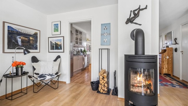 En moderne, stilfull peisovn gir god varme samt en koselig atmosfære på kjølige kvelder.