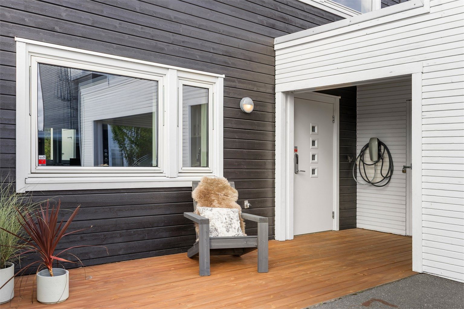 I tilknytning til inngangspartiet er det en østvendt platting på ca. 12 kvm. og adkomst til bod