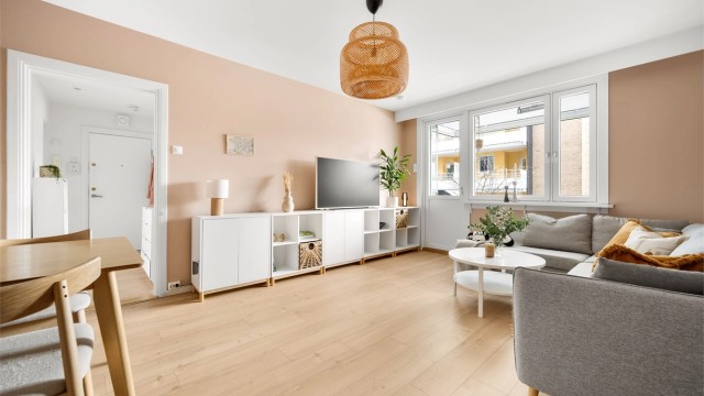 Charlotte Lunde v/Krogsveen har gleden av å presentere en lys og delikat 3-romsleilighet med romslig, innglasset balkong.