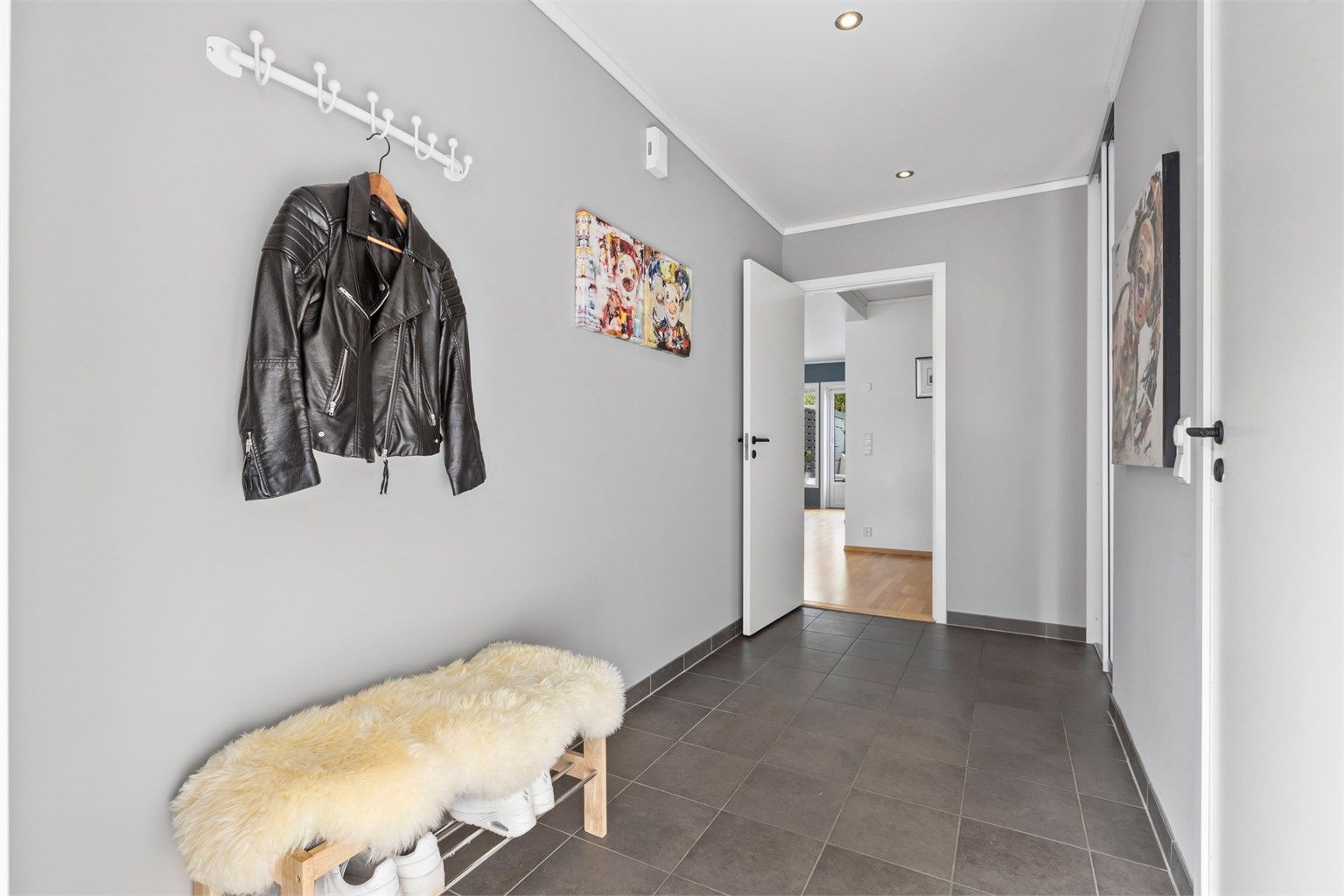 Man kommer inn i en flislagt entré med vannbåren gulvvarme