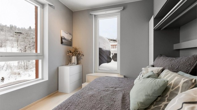 Ett av soverommene har utgang til terrassen. Terrassen er også tilgjengelig fra entréen
