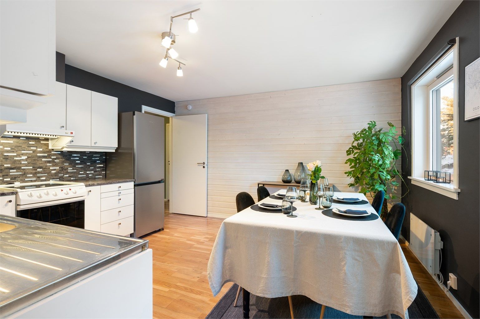 Kjøleskap og oppvaskmaskin medfølger handelen.