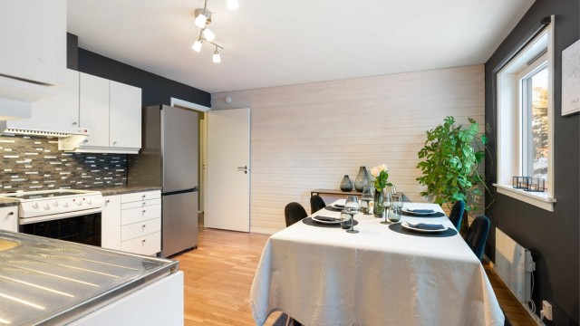 Kjøleskap og oppvaskmaskin medfølger handelen.