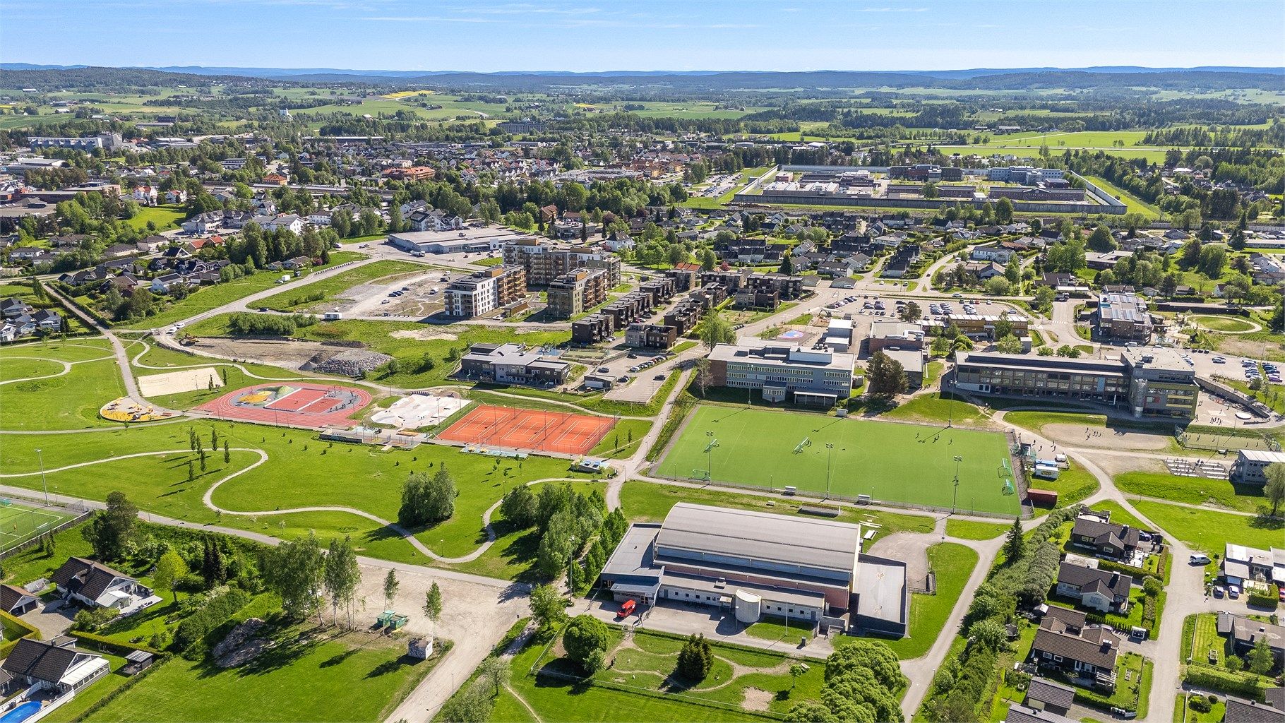 Parken byr på kunstgressbaner, tennis, sandvolleyball og lekeplasser.