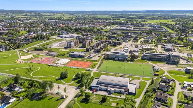 Parken byr på kunstgressbaner, tennis, sandvolleyball og lekeplasser.