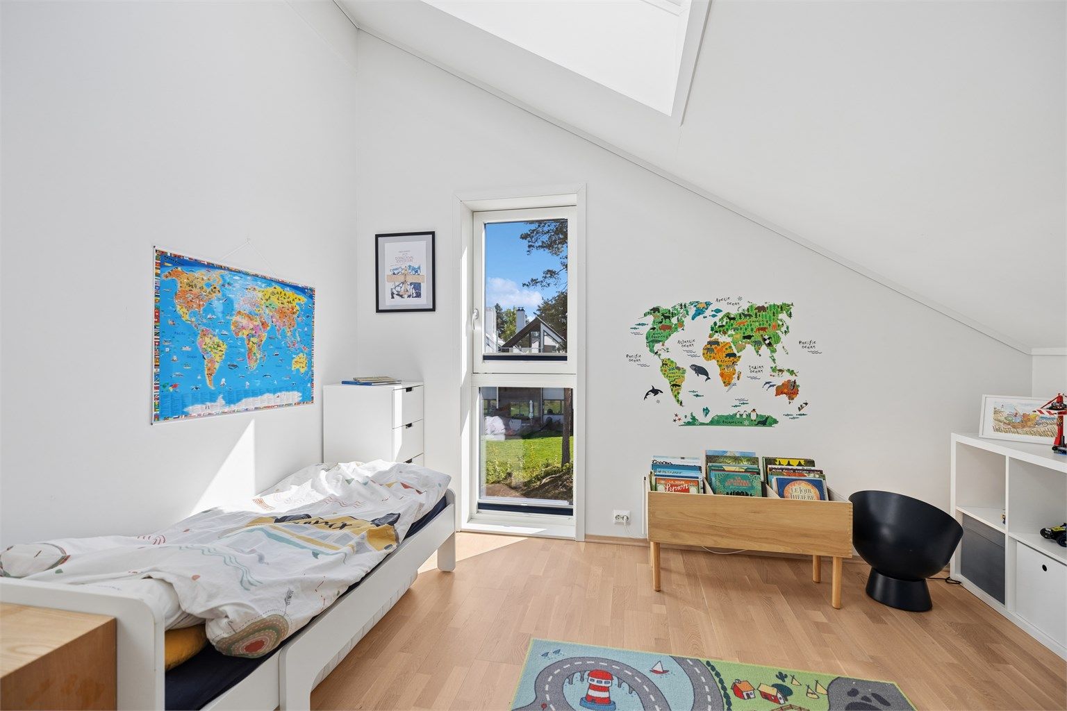Stort soverom med store vinduer og takvindu som slipper inn rikelig med naturlig lys og gir en lys og luftig romfølelse. Rommet fremstår som romslig og behagelig, og kan enkelt tilpasses ulike behov som hovedsoverom, gjesterom eller arbeidsrom.
