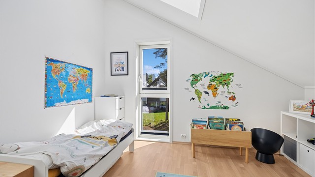 Stort soverom med store vinduer og takvindu som slipper inn rikelig med naturlig lys og gir en lys og luftig romfølelse. Rommet fremstår som romslig og behagelig, og kan enkelt tilpasses ulike behov som hovedsoverom, gjesterom eller arbeidsrom.
