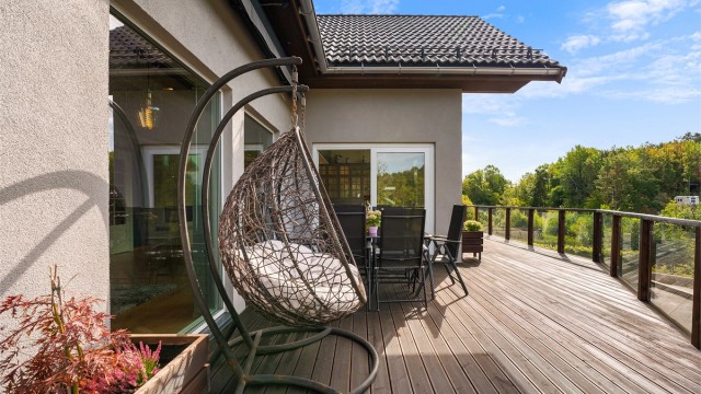 Svært romslig terrasse med plass til flere møbelgrupper.