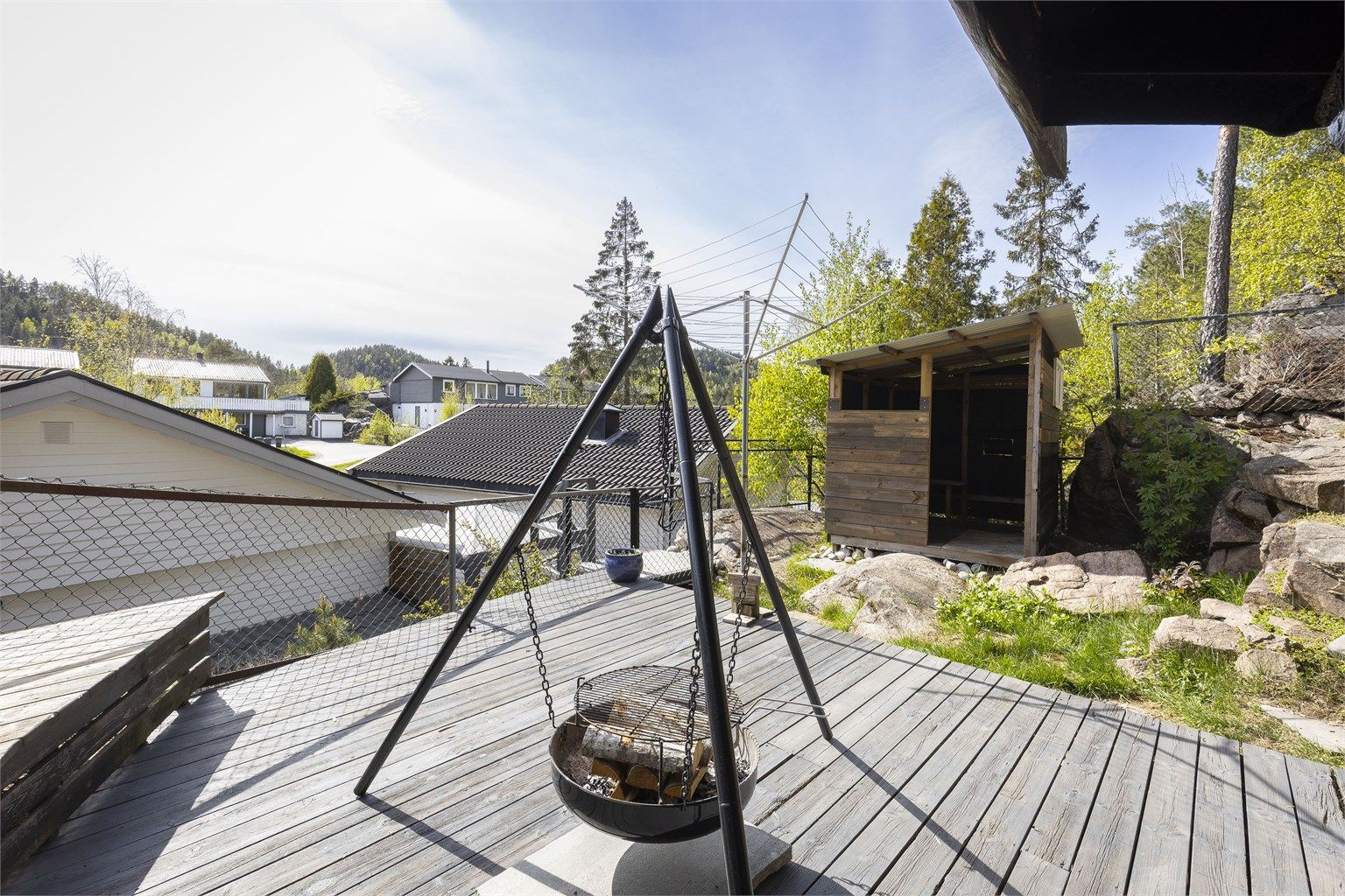 Eiendommen har flotte og solrike uteplasser