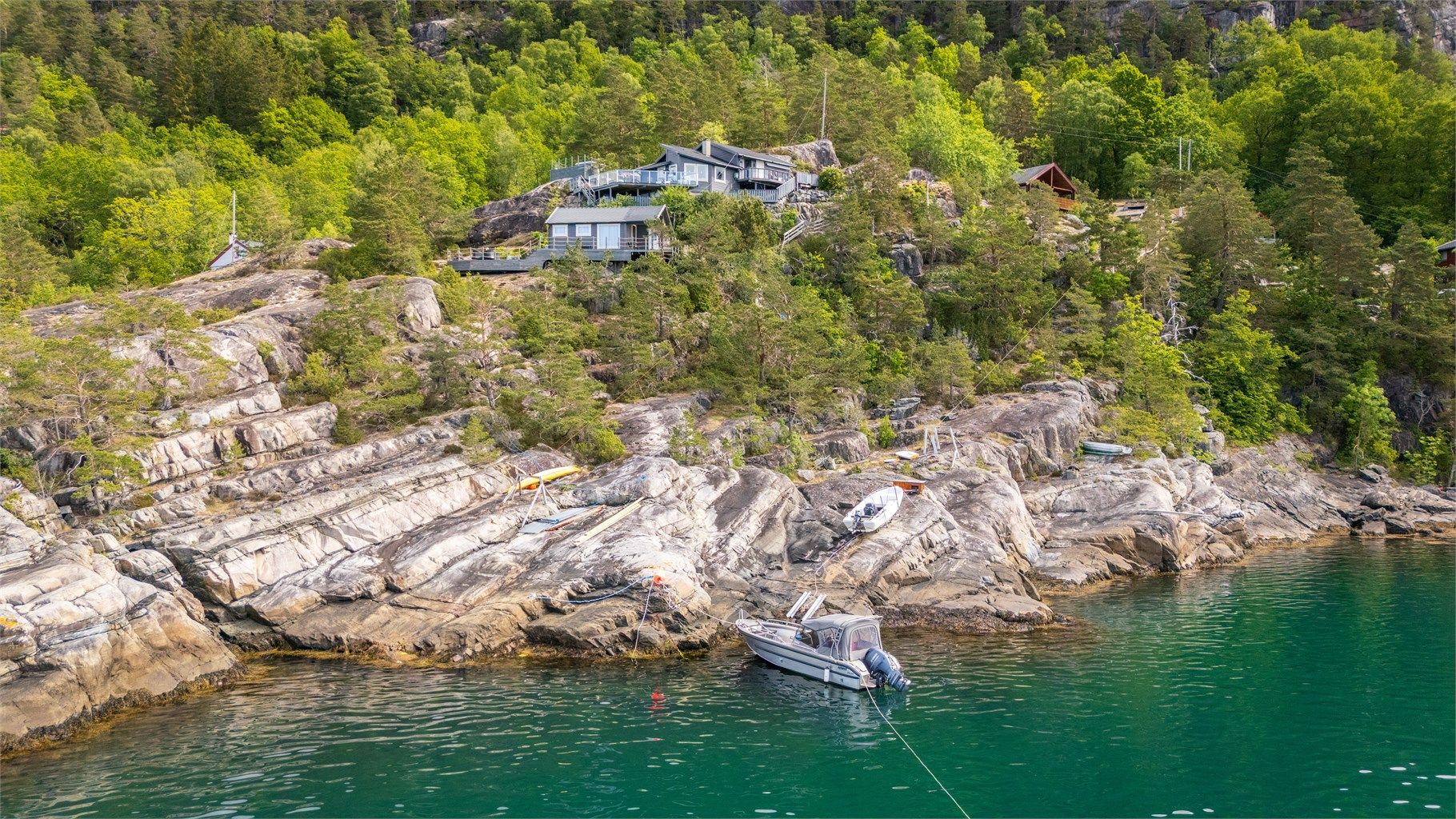 - Tilhørende båtfesterett. Eier har også lagret kajakkene sine på svaberget. - 