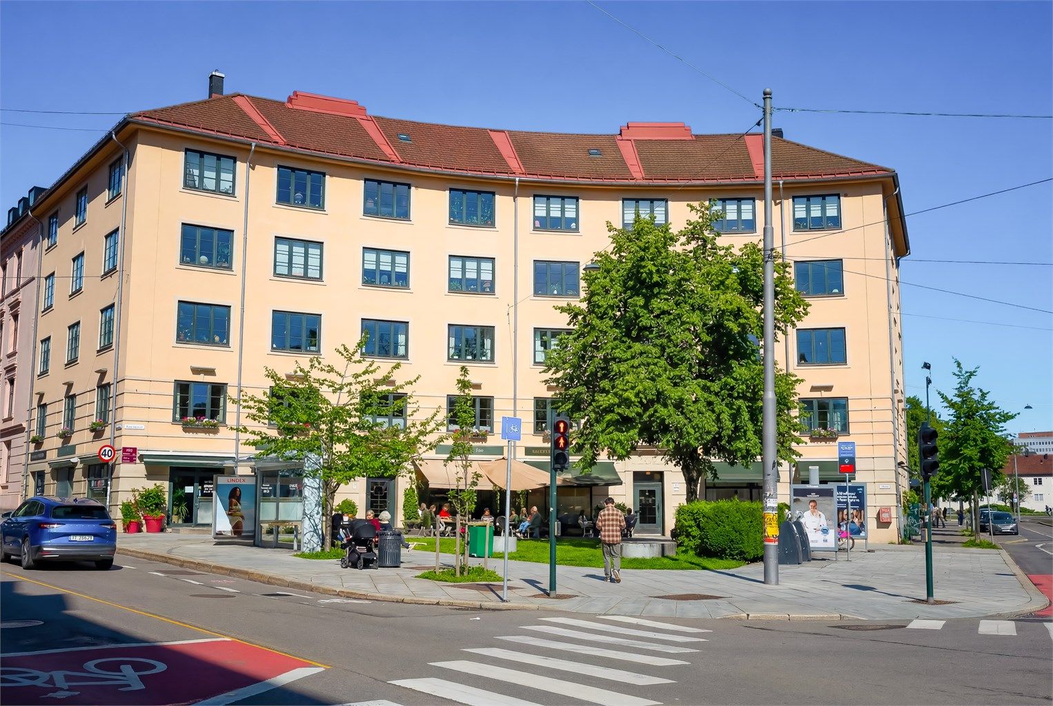 Området kjennetegnes av vakre, klassiske bygårder, et levende bymiljø og et rikt utvalg av sjarmerende nisjebutikker og hyggelige kaféer.