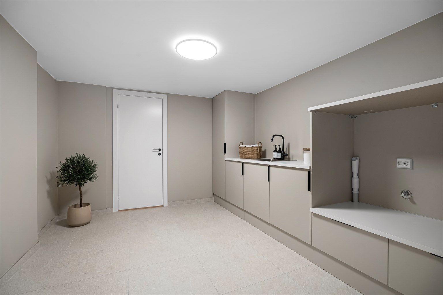 Vaskerommet har opplegg for vaskemaskin