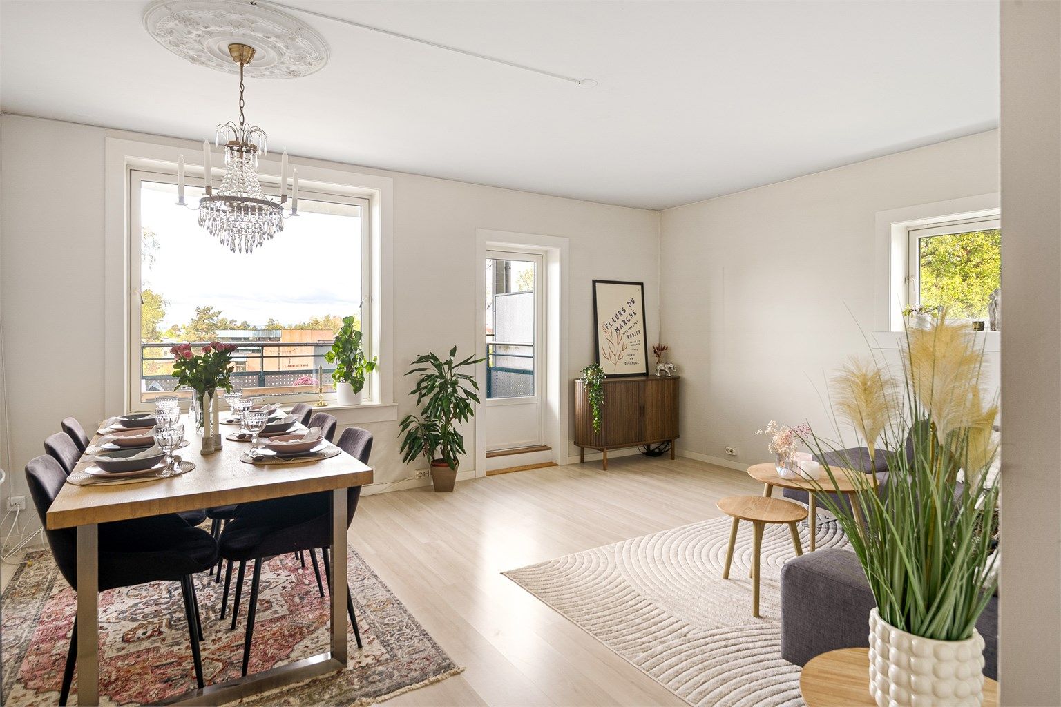 Store vindusflater som slipper inn rikelig med lys. 