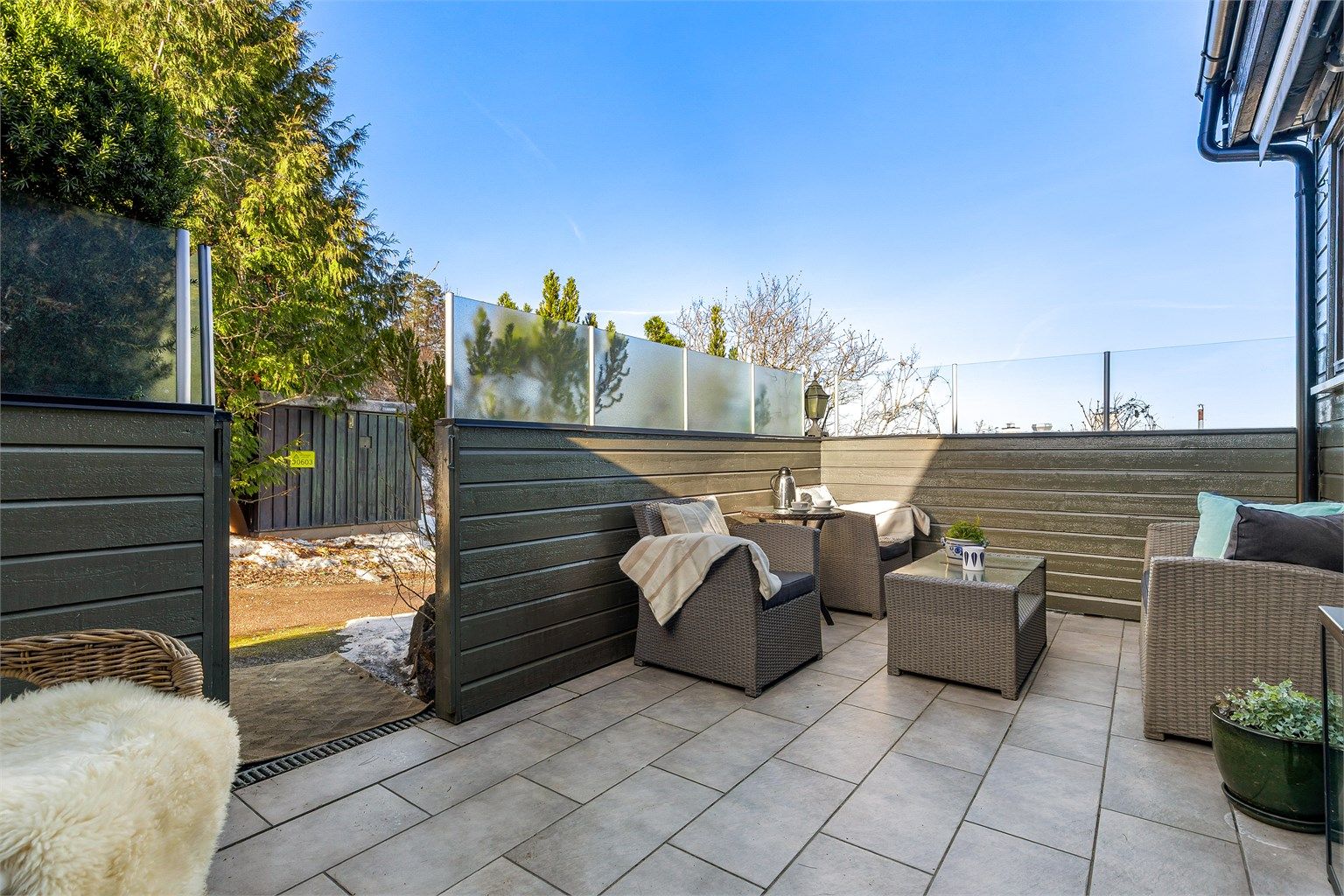 Her er det god plass til utemøbler.