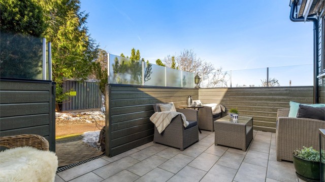 Her er det god plass til utemøbler.