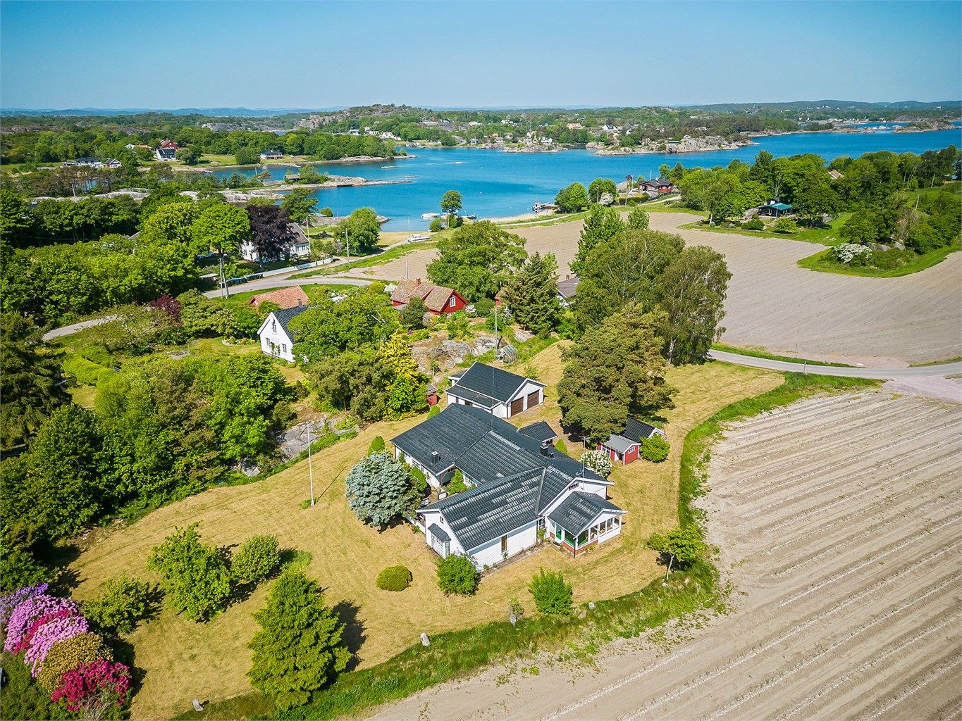 Fantastisk tomt i Lilleskagveien på attrakive Hvasser. Her bor du i vakker natur og har nydelige områder rundt deg. (Fotograf Kristian Bollæren/Fotofinish).