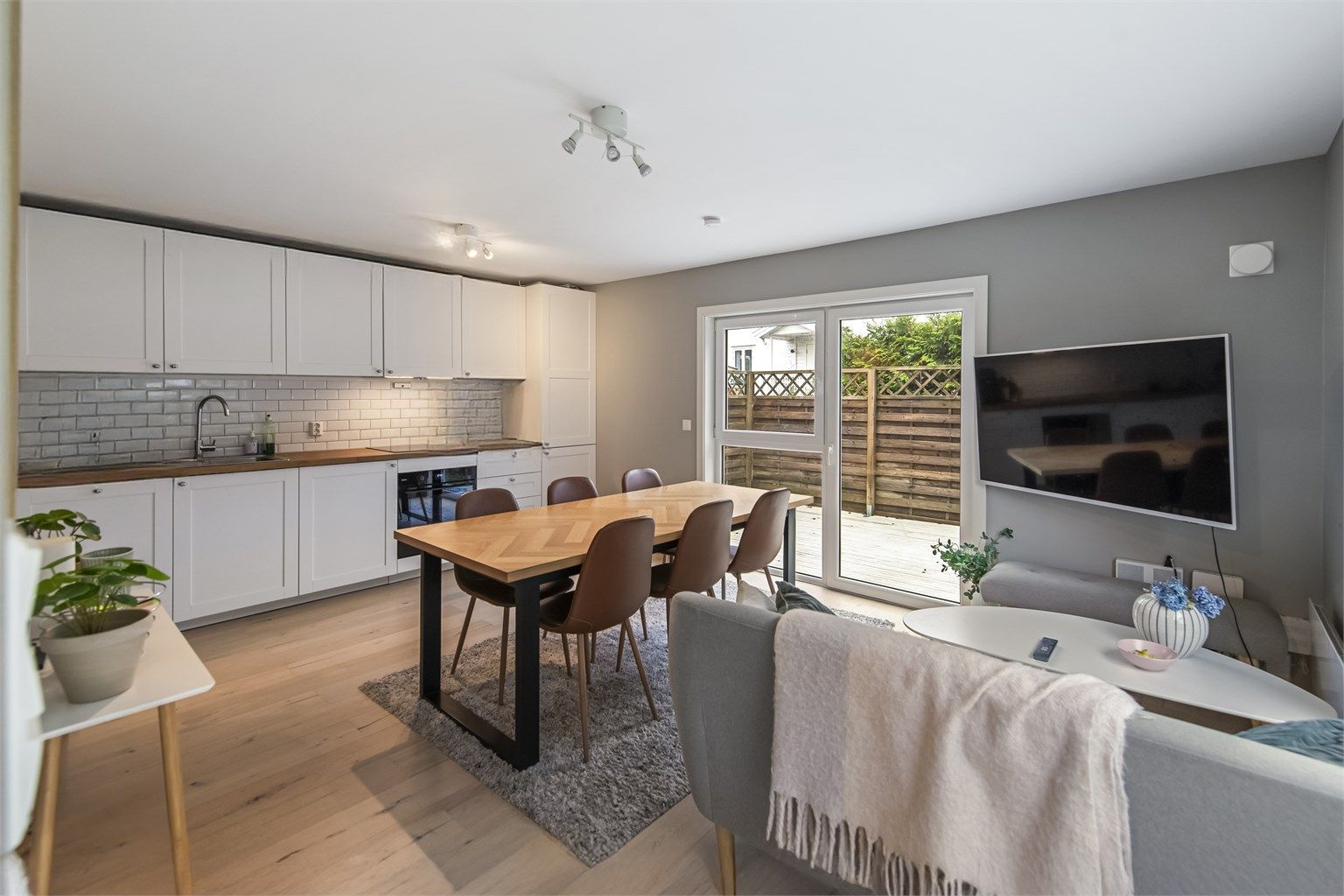 Lys og innbydende bolig med uteplass 