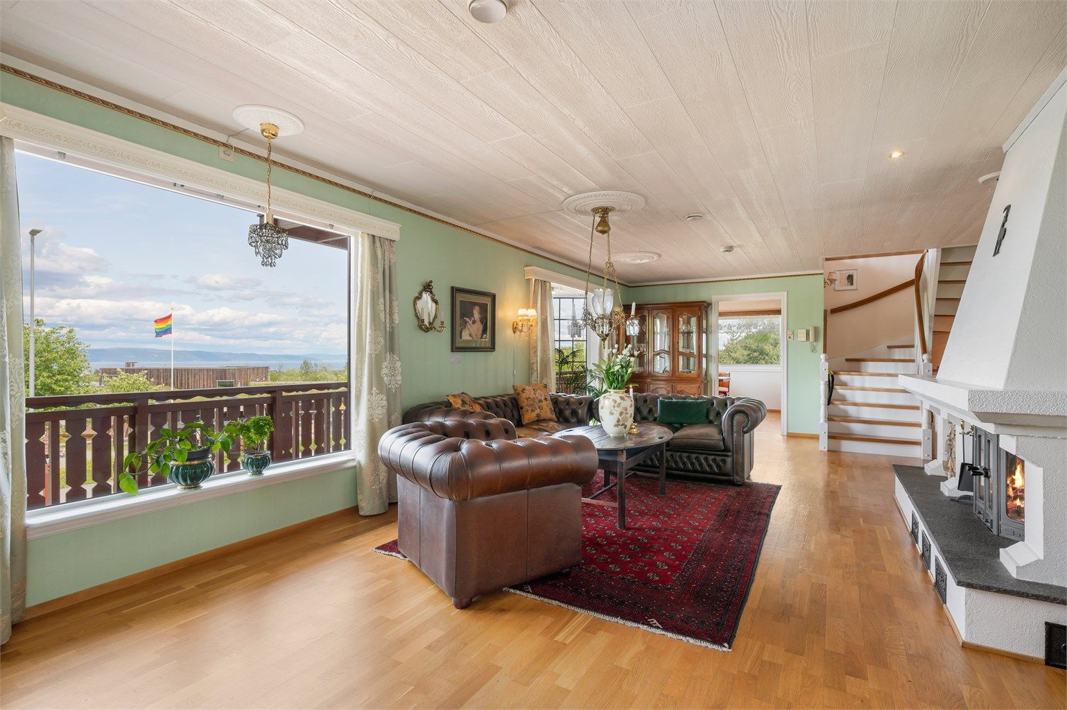 Stua er et stort og vakkert rom på hele 53 kvm, med et blikkfang en peis på den ene siden og fjordutsikten på den andre. 