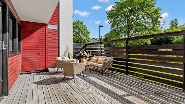 Med direkte inngang/utgang fra kjøkkenet, er det en stor og usjenert markterrasse på 28 kvm. En nydelig uteplass som fungerer som en naturlig forlengelse av boligen.