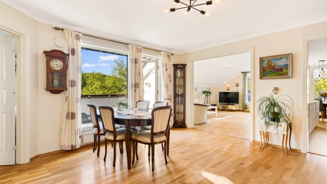Spisestuen fungerer som et naturlig samlingspunkt og har god plass til stort spisebord. Her kan du dekke langbord til familie og venner.