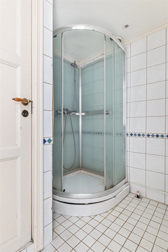 Badet i kjelleren har dusjkabinett, toalett og en varmtvannsbereder fra 2022.