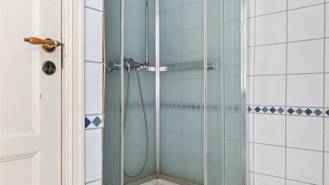 Badet i kjelleren har dusjkabinett, toalett og en varmtvannsbereder fra 2022.