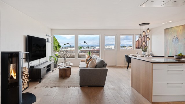 Stue og kjøkken ligger i åpen og sosial løsning, med nydelig utsikt over innseilingen, Hundvåg og mot fjellene. her kan man nyte sjøutsikten hver dag hele året i tillegg til at man har ingen innsyn.