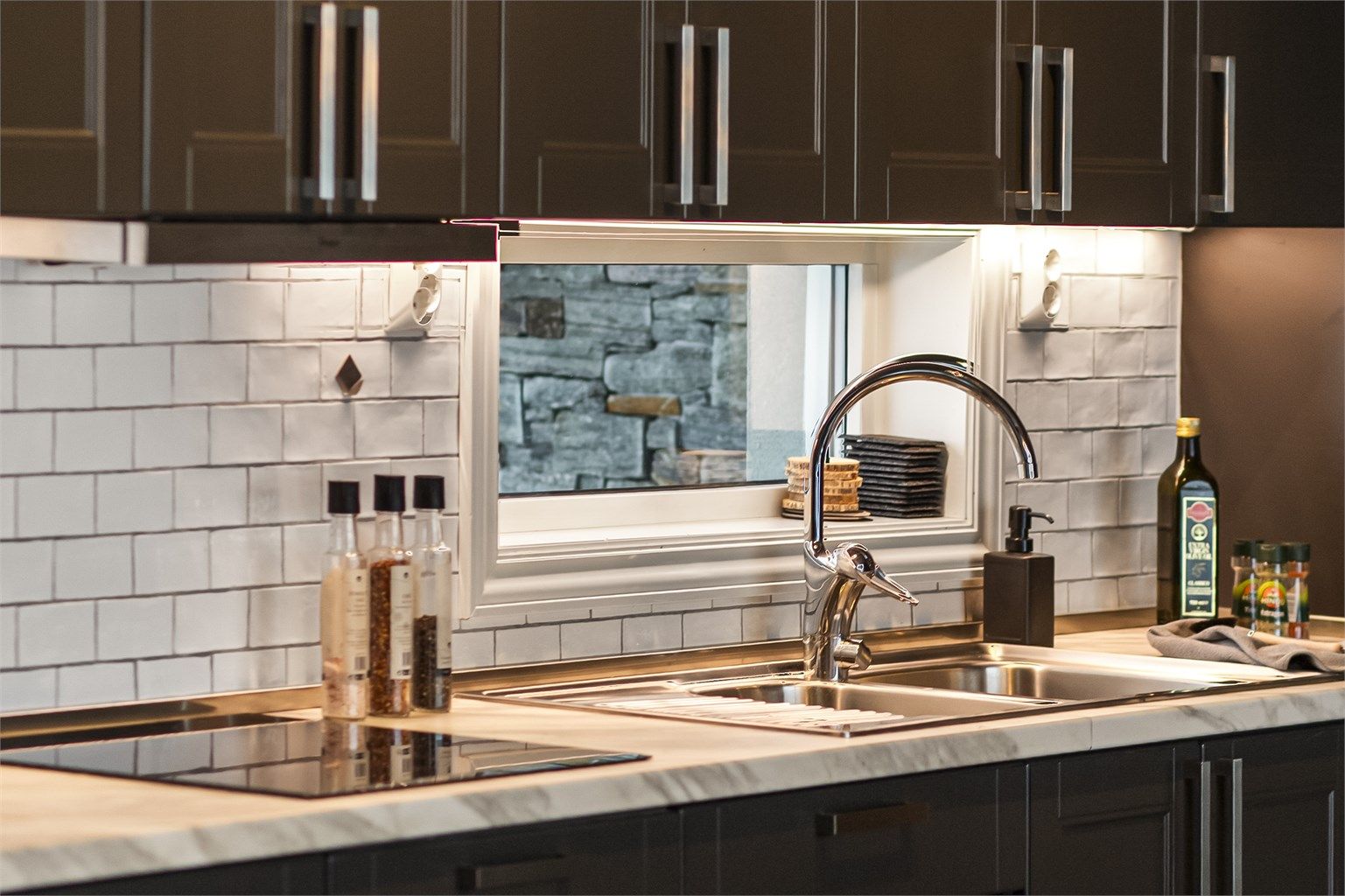 Fliser på vegg mellom benkeplaten og overskaper