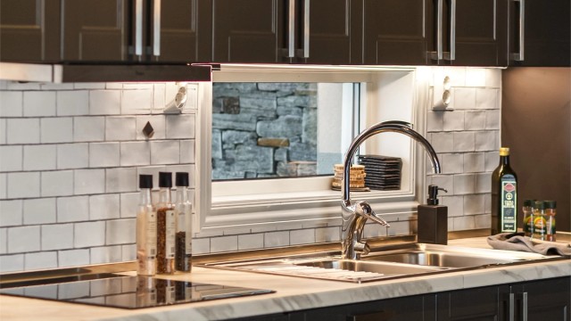 Fliser på vegg mellom benkeplaten og overskaper