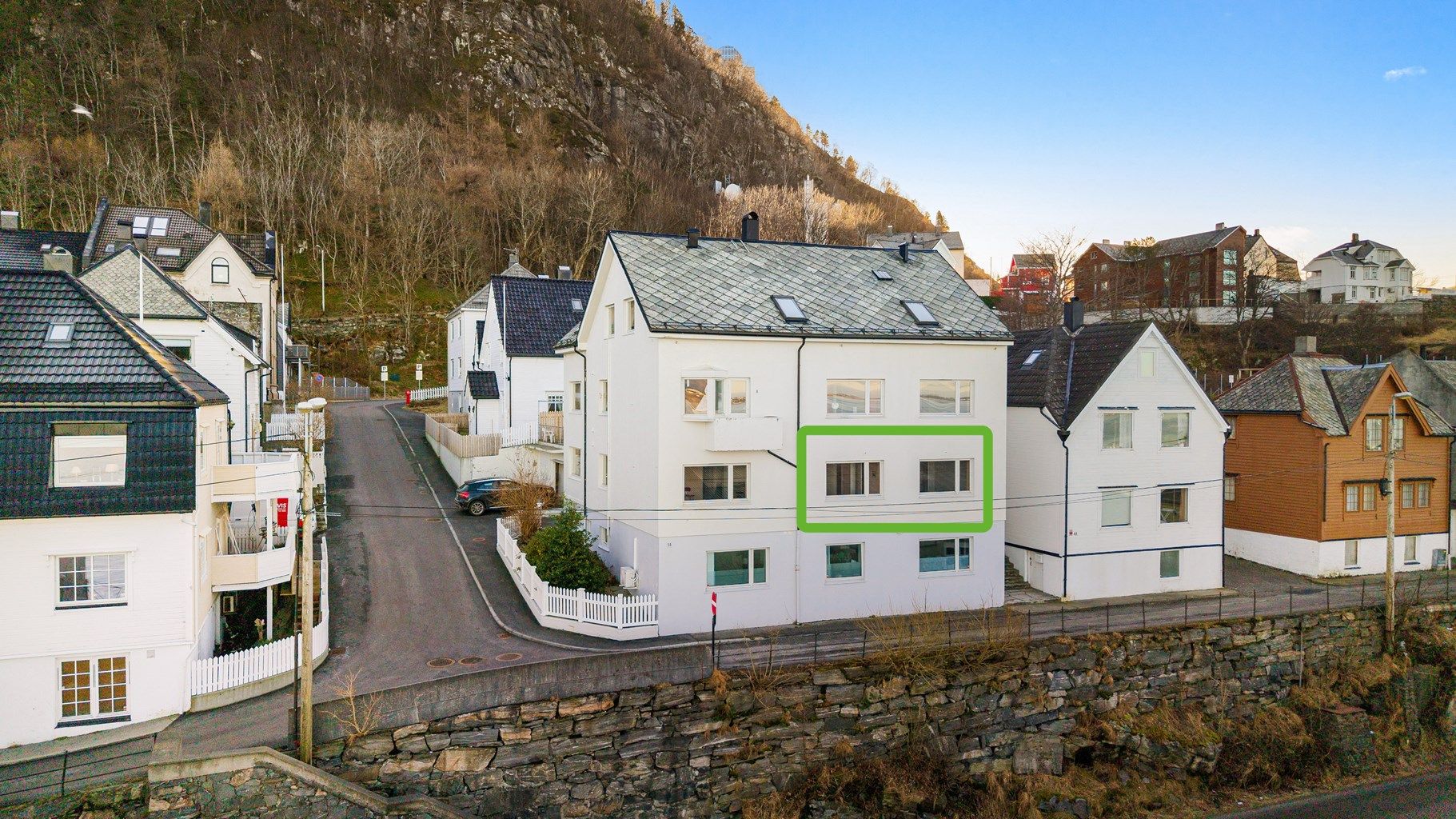 Krogsveen Sunnmøre v/Eiendomsmegler/Partner Elisabeth Skjold har gleden av å presentere en sentrumsnær eierleilighet beliggende i Sorenskriver Bulls gate 50 