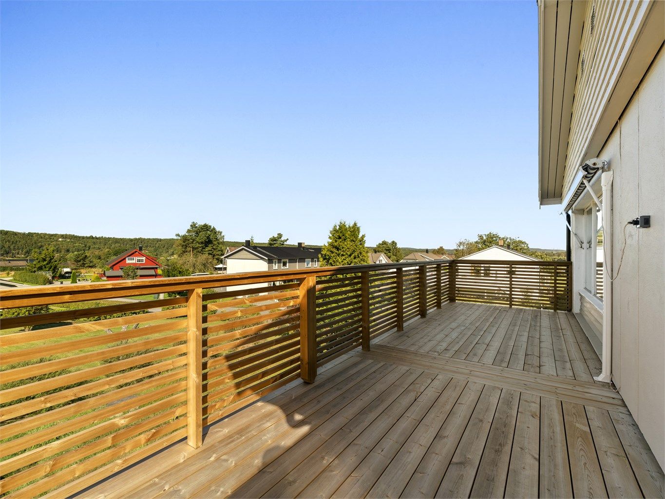 Boligens eleverte plassering i forhold til omgivelsene sikrer fin utsikt både i nordlig og vestlig retning.