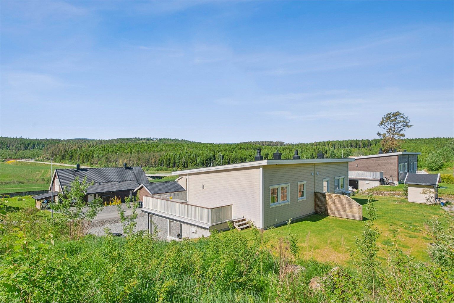 Beliggenheten oppleves landlig og naturnær, samtidig som man har kort vei til nødvendige servicetilbud i hverdagen.