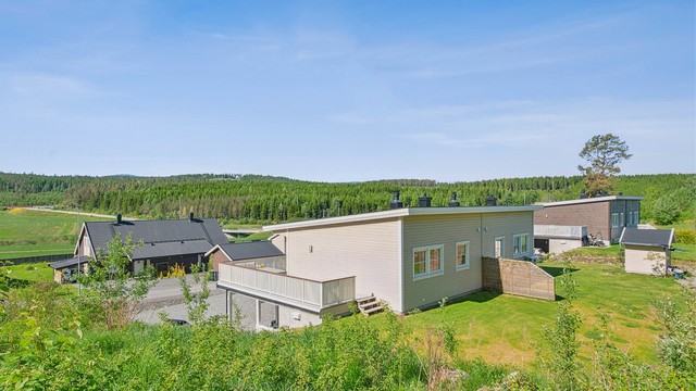 Beliggenheten oppleves landlig og naturnær, samtidig som man har kort vei til nødvendige servicetilbud i hverdagen.