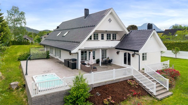 Eiendommen har en stor, pent opparbeidet tomt med treterrasser på til sammen ca. 130 m² og et motstrømsbasseng (medfølger ikke men kan kjøpes - kfr. megler
Foto: Stian Wiik