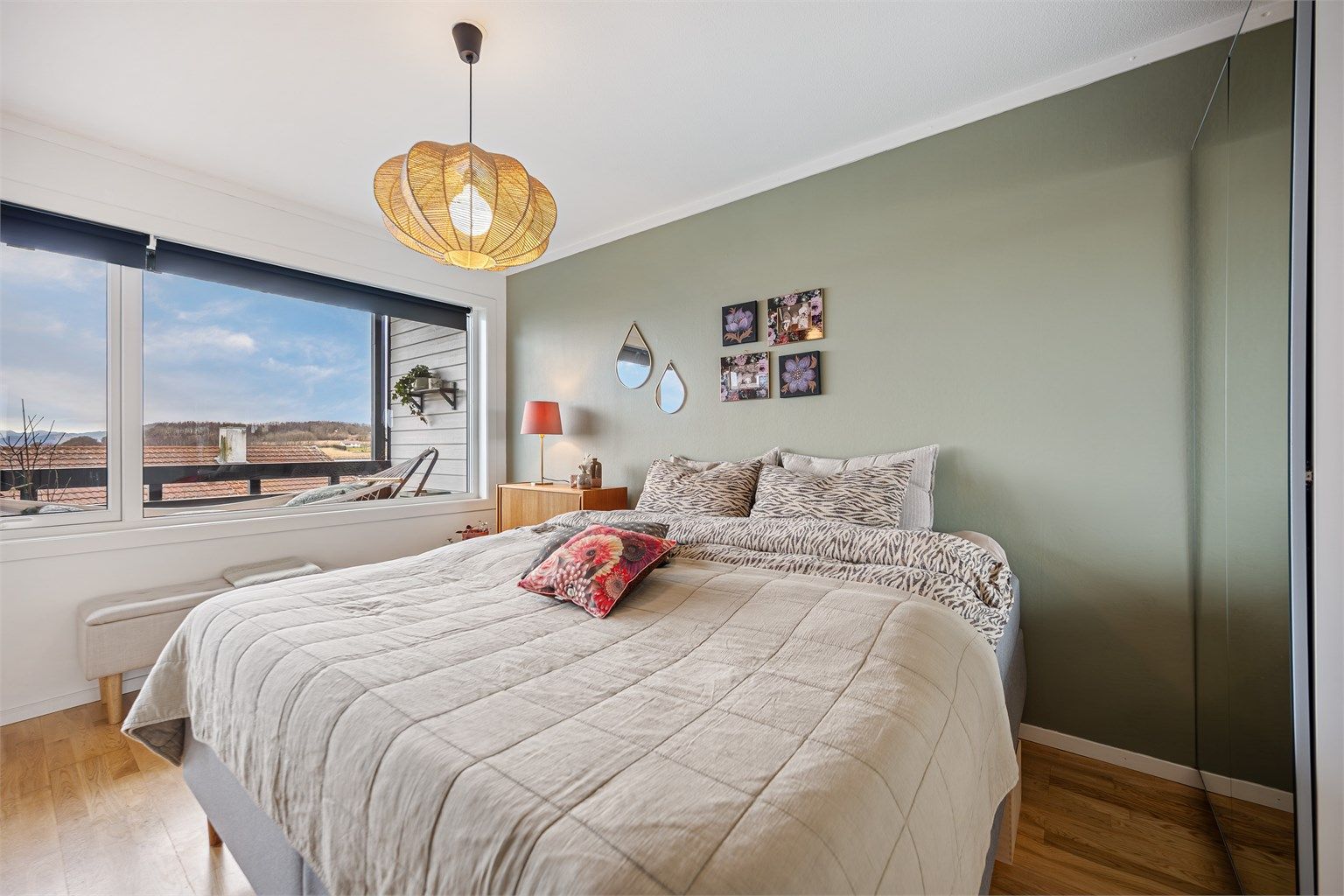 Store vindusflater og utsikt på soverom. 