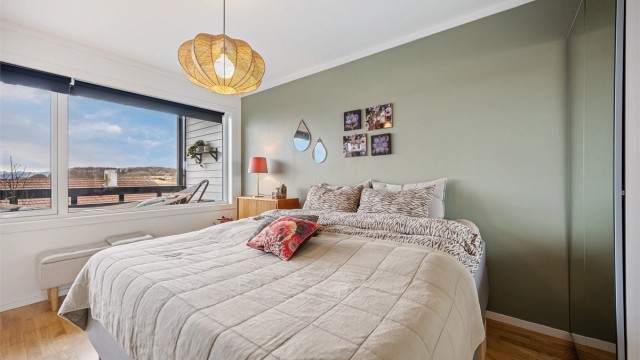 Store vindusflater og utsikt på soverom.