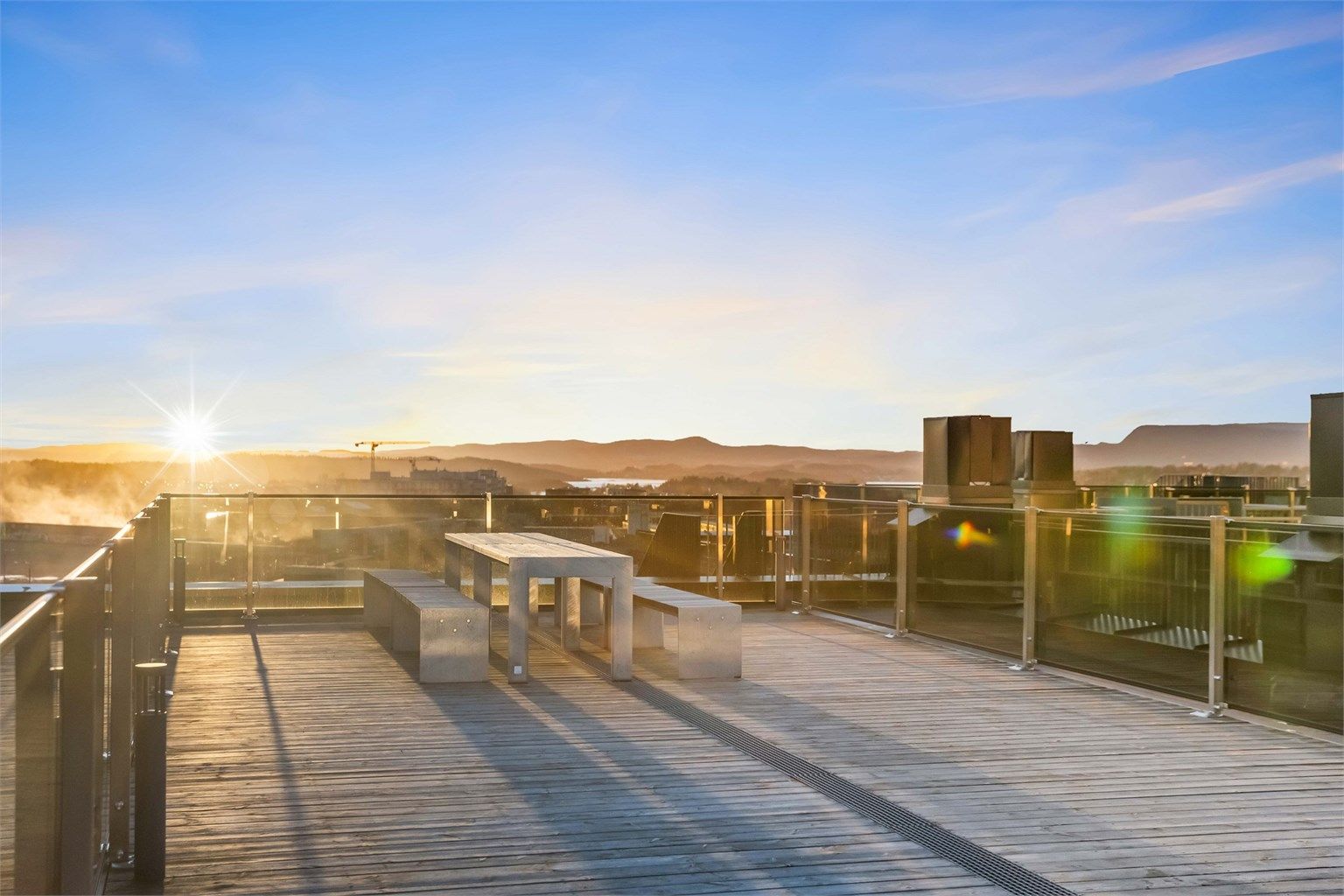 I sameiet er det tilgang til felles takterrasse i sameiet med fantastisk utsikt og sol fra morgen til kveld