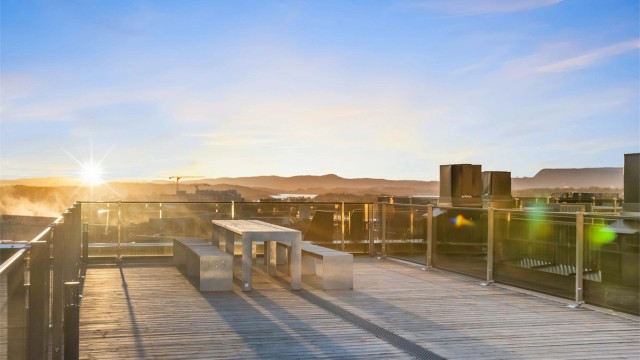 I sameiet er det tilgang til felles takterrasse i sameiet med fantastisk utsikt og sol fra morgen til kveld