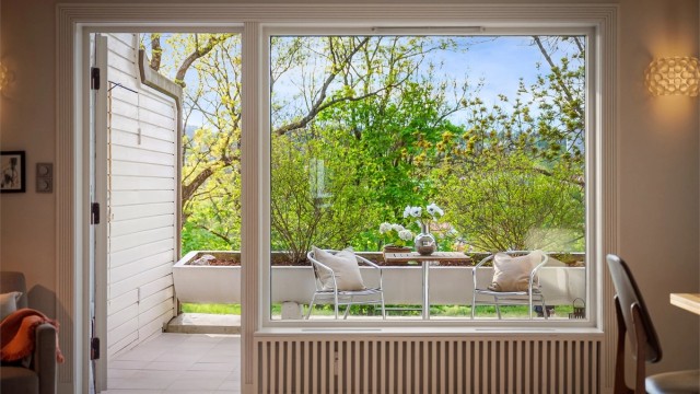 Fra stuen er det utgang til én av leilighetens to balkonger