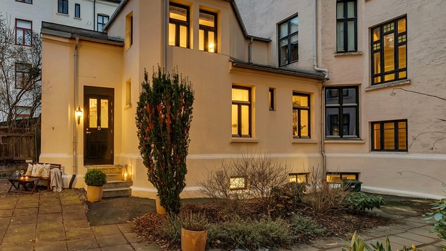 En sjelden mulighet på beste Frogner. Et nydelig "Townhouse" over 3-plan med egen inngang. Boligen ligger skjermet til i indre gårdsrom.