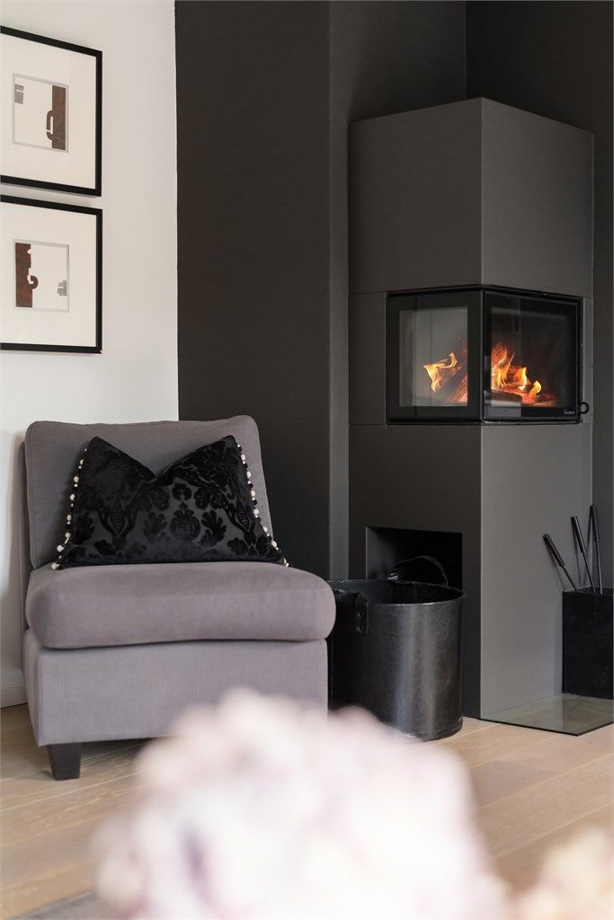 I stuen har du en flott peis som gir både varme og hygge