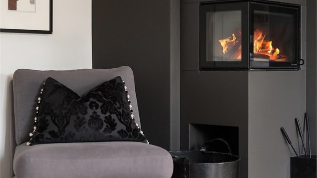 I stuen har du en flott peis som gir både varme og hygge